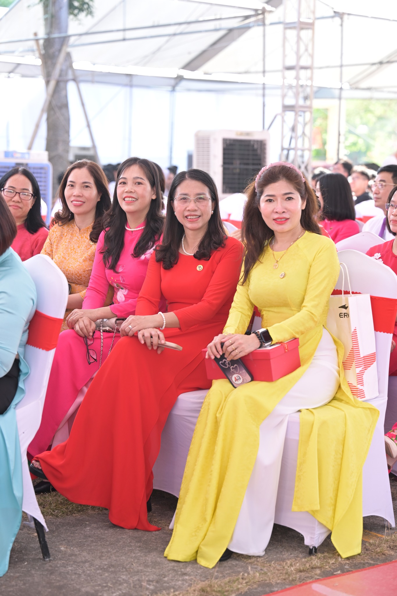 Nhấn để phóng to